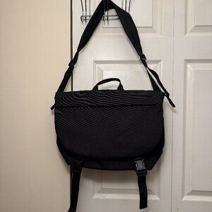NWOT Everlane ReNew Transit Messenger bag, black